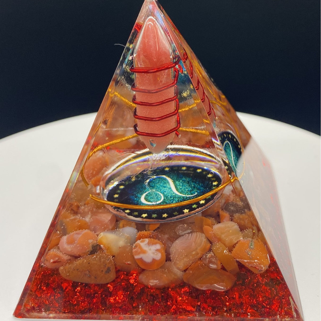 Cross-Border Hot Selling Energy Crystal Pyramid Crushed Stone Epoxy Crystal Ball Pyramid Feng Shui Ornament Source Factory Wholesale