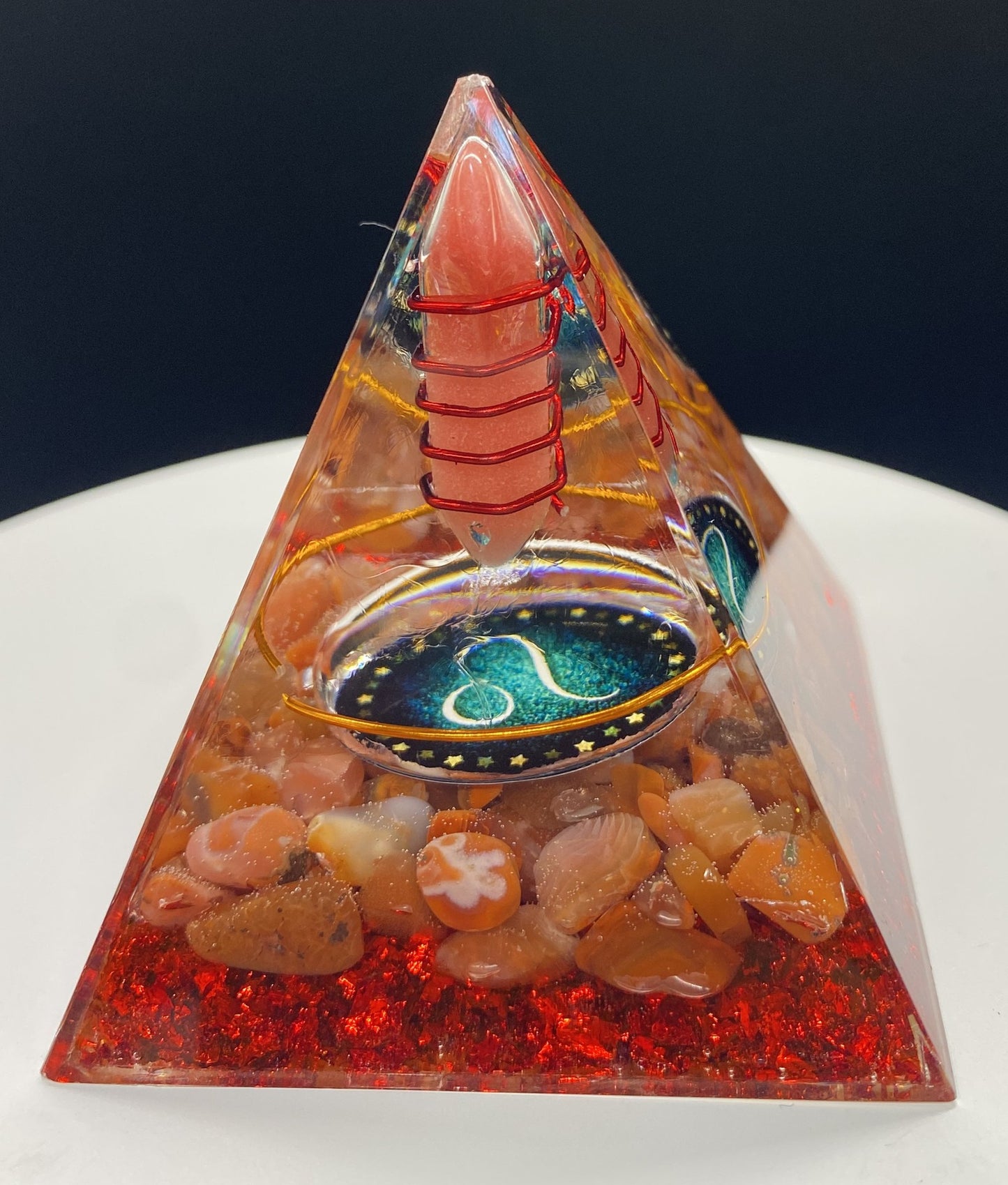 Cross-Border Hot Selling Energy Crystal Pyramid Crushed Stone Epoxy Crystal Ball Pyramid Feng Shui Ornament Source Factory Wholesale